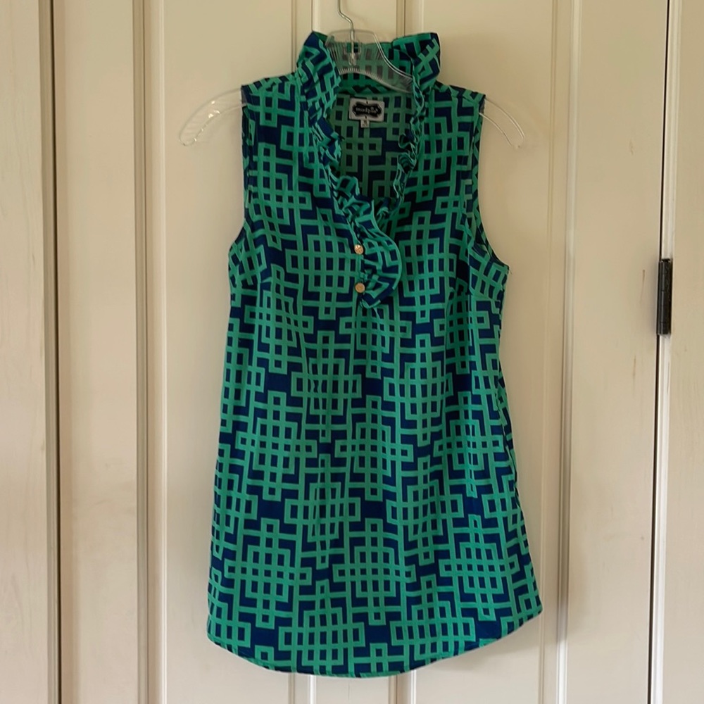 Mud pie geometric, print sleeveless top. Ruffle V neck collar. Gold buttons.